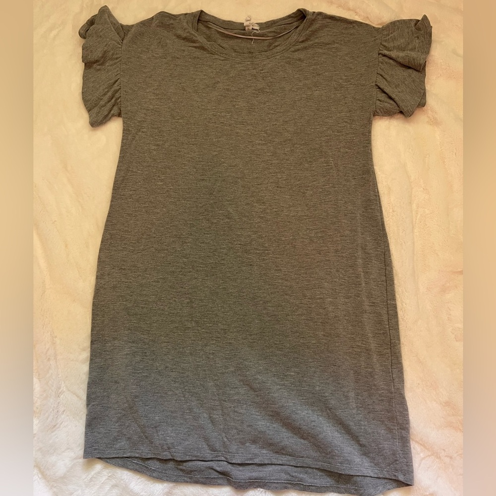 Cable & Gauge Gray Dress with Ruffled Sleeves